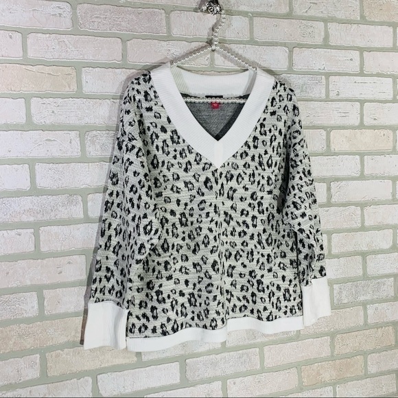 Vince Camuto Animal Print V Neck Long Sleeve Sweater Size S - Picture 2 of 8